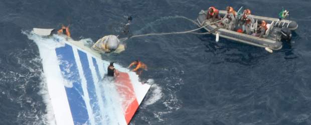 Un error humano apagó la vida del vuelo AF 447 | Reuters - Océano Atlántico, Brasil | La tripulación del 447 de Air France que se precipitó sobre el Atlántico no pareció advertir que perdía sustentación, pese a advertencias reiteradas, y nunca informó a los pasajeros lo que sucedía hasta el momento del impacto.
