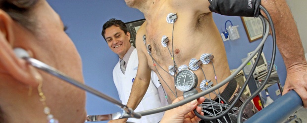 Malos hábitos y violencia tienen el corazón en jaque | Juan Fernando Cano, Institución Hospital Pablo Tobón Uribe. | El estrés de la violencia, el sedentarismo, el sobrepeso y la obesidad, el consumo de cigarrillo y los malos hábitos de alimentación en adultos y jóvenes son los factores de riesgo más frecuentes en los paisas. A estas causas se suma el componente hereditario.
