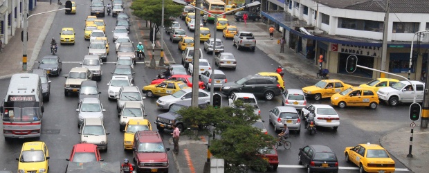 Van 4.687 multados por semáforo en rojo | Donaldo Zuluaga | Imágenes como esta, registrada ayer en la avenida 33, demuestran la tranquilidad con la que conductores de todo tipo de vehículos se cruzan los semáforos sin importar que la vía la lleva el otro. ¿Qué tal cuando la infracción se viola a toda velocidad?