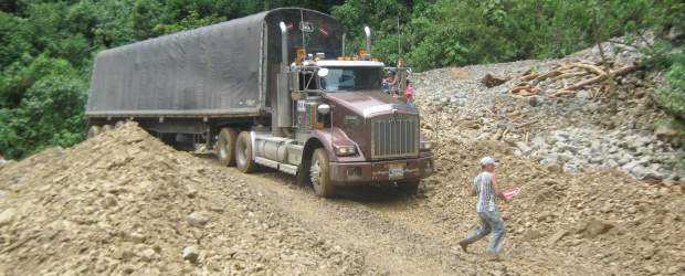 Invierno causó estragos en el Suroeste | Juliana Henao Gutiérrez, Suroeste Antioqueño | El derrumbe se presentó en el sector conocido como Tres Aguas, ubicado, aproximadamente, a cinco kilómetros del peaje Primavera, cerca a Amagá. Al mediodía habilitaron el paso por un solo carril.