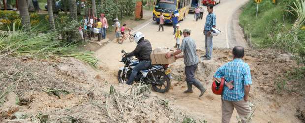 Lluvias no cesan y serán más duras | Juan Antonio Sánchez, Enviado Especial, Hispania | En jurisdicción del municipio de Hispania, un derrumbe, que cayó ayer a las 5 de la mañana, dejó incomunicados a los municipios de Betania, Andes y Jardín. Los transeúntes tuvieron que hacer trasbordo para ir de un lado a otro. Ayer en la tarde se esperaba la llegada de una máquina para remover el alud.