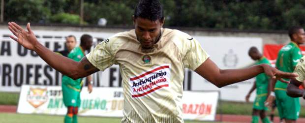 El vuelo dorado aterrizó de nuevo en la punta | Edwin Bustamante | Lionard Pajoy le dio el triunfo ayer 1-0 al Itagüí sobre Quindío en la fecha 14 de la Liga Postobón-II y llegó a siete goles este semestre con el club paisa.