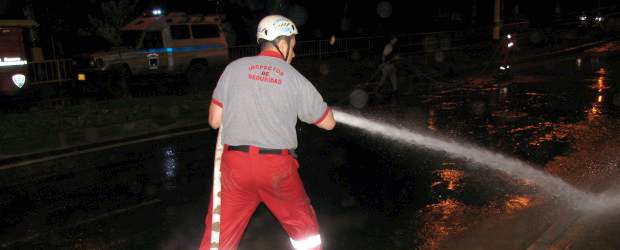 Aguacero desbordó dos quebradas en Envigado | Rodrigo Martínez Arango | los Bomberos acudieron oportunamente a la emergencia.