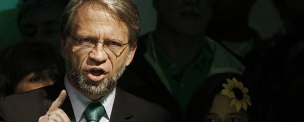 "Ejerceremos control político al próximo Gobierno": Mockus | AP | "Seguiremos trabajando con ustedes para hacer de Colombia un mejor país", dijo el ex candidato presidencial al reconocer el triunfo de Juan Manuel Santos.