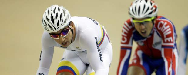 Con piernas y cabeza, Juanes ganó el omnium | José Miguel Gómez, Reuters-guadalajara, México | Juan Esteban Arango logró una nueva medalla de oro para Colombia en los Juegos Panamericanos. En el omnium se lució al vencer en tres de las seis competencias disputadas en el velódromo mexicano. Acá supera al chileno Luis Mansilla.