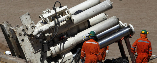 Acortarán rescate de mineros | Ivan Alvarado, Reuters - Copiapo, Chile | La primera máquina instalada para abrir el hueco por el que serán rescatados los mineros empezará a trabajar hoy. La idea es traer nueva maquinaria.