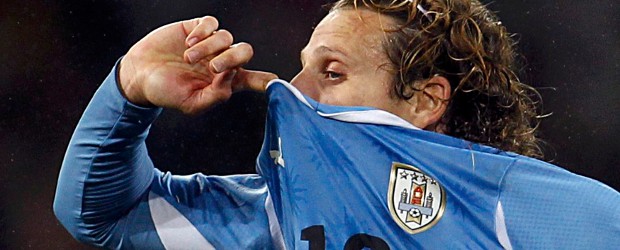 Uruguay dejó en alto a Suramérica | Reuters | Diego Forlán, figura del equipo charrúa, anotó un gol y tuvo en sus botines el empate en la última jugada, pero el destino dejó a las charrúas en el cuarto lugar.