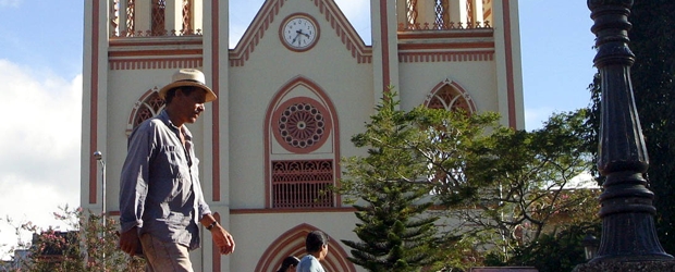 Frontino despejó vía para celebrar | Hernán Vanegas | En un acto masivo, a partir de las 10 de la mañana, se declarará como Basílica Menor al templo de Nuestra Señora del Carmen, de estilo gótico.