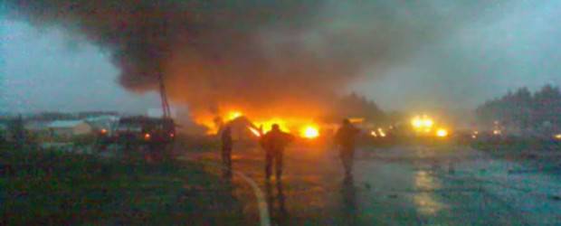 Error humano habría sido causa de accidente de avión ruso | Reuters | El avión quedó envuelto en llamas sobre la carretera, ubicada cerca de la pista.