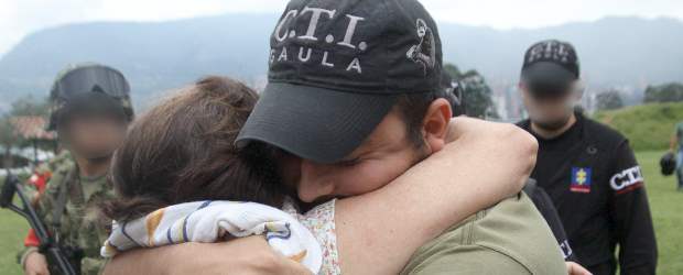Mateo: en la selva chocoana quedaron los malos recuerdos | Hernán Vanegas | El viernes Mateo Aristizábal se reencontró con sus familiares después de 18 días de secuestro. En el Batallón Pedro Justo Berrío lo esperaron sus familiares entre los que se encontraba su tía, quien lo abrazó fuertemente luego de ser traído desde las selvas de Chocó en un helicóptero Black Hawk . Después se dirigió a un salón privado del batallón para conversar sobre esta experiencia.