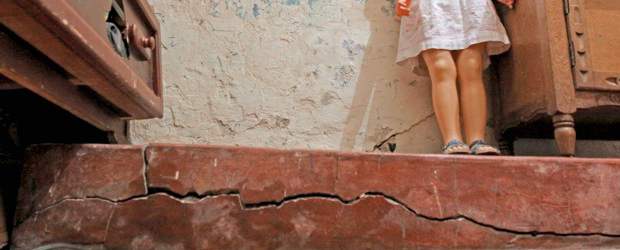 Hueco se traga casa de María | Juan Fernando Cano | En la imagenr se observa la casa de María Esther, una grieta de su vecina, Graciela.
