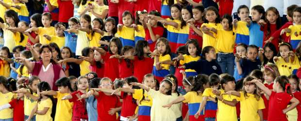 En el Bicentenario ha cambiado la enseñanza | Jaime Pérez |Con desfiles, concursos y representaciones teatrales en los colegios se ha traído al presente hasta el vestuario y la comida de 1810. Foto en el Marymount.