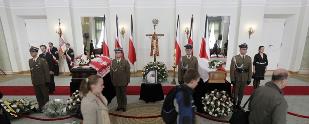 La pareja presidencia de Polonia permanece en cámara ardiente. | AP | El cortejo fúnebre tuvo aplausos y lluvia de flores a su paso por las vías de la ciudad de Varsovia.