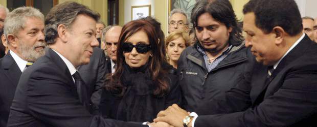 Argentina despide su líder más importante de la década | AP | Los mandatarios de la región acompañaron a Cristina Fernández en el duelo. Lula, Santos y Chávez reconocieron el legado que dejó Néstor Kirchner en latinoamérica.