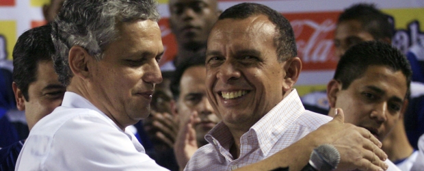Rueda y Honduras se despidieron con derrota | Reuters | El presidente Porfirio Lobo (der.) le entregó al colombiano Reinaldo Rueda (izq.) la nacionalidad hondureña.