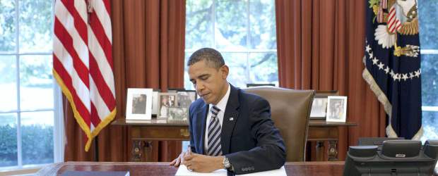 Tras acuerdo de deuda en E.U., sigue en fila el TLC | Reuters, Washington, E.u. | El presidente Barack Obama estampa la firma en la Ley que amplía los límites al endeudamiento y evita la moratoria. Se estima que el Departamento del Tesoro deberá ahorrar US$1,5 billones por encima de la meta, de US$917 mil millones.