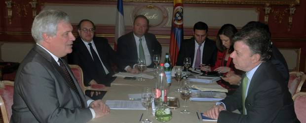 Presidente Santos se reunió con empresarios franceses | Cortesía Presidencia de la República | En la foto, el mandatario Juan Manuel Santos y el presidente de la compañía de gases industriales Air Liquide, Pierre Dufour.