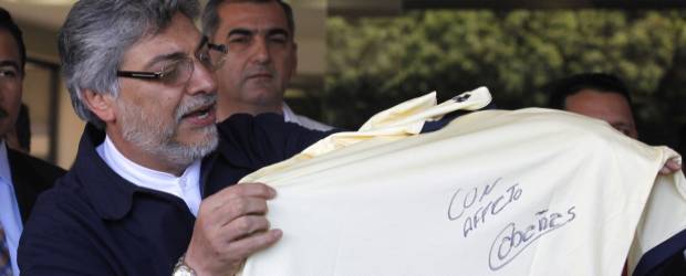 Fernando Lugo, presidente del Paraguay | AP | El primer mandatario paraguayo sostiene una camiseta del América con un mensaje del jugador Salvador Cabañas.
