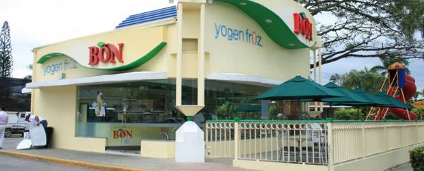 "Helados de Chocolate" en R. Dominicana | www.heladosbon.com | La red de comercialización de Helados Bon, en República Dominicana, está compuesta por 337 tiendas, la primera de ellas fue abierta en 1975 por el fundador de la compañía, Alfonso Moreno Martínez. En Haití operan dos tiendas.