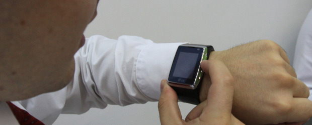 ¿Aló? te llamo desde mi reloj táctil | Donaldo Zuluaga | De arriba hacia abajo, o de izquierda a derecha, es posible encontrar información con un dedo en la pantalla táctil de este reloj celular.