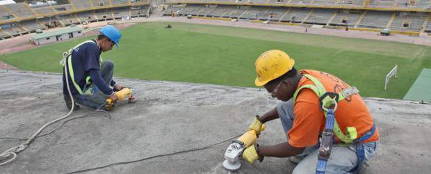 Un Pascual para 70 años más | Hernán Vanegas, Enviado Especial-Cali | Así trabajan los obreros encima de la cubierta vieja del Pascual Guerrero. Al fondo se ve una ciudad pujante que de a poco supera la crisis y proyecta progreso.