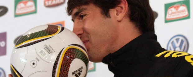Kaká contraría a compañeros besando el balón | Reuters | Kaká recibió la pelota de sorpresa de la mano de un reportero de un programa humorístico de televisión durante una rueda de prensa en el hotel de la selección en Johannesburgo.