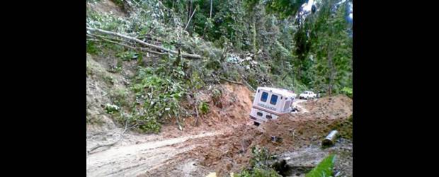 Colprensa | Autoridades confirmaron la muerte de las dos mujeres que permanecían atrapadas con vida en el interior del bus que fue sorprendido por un alúd de tierra.