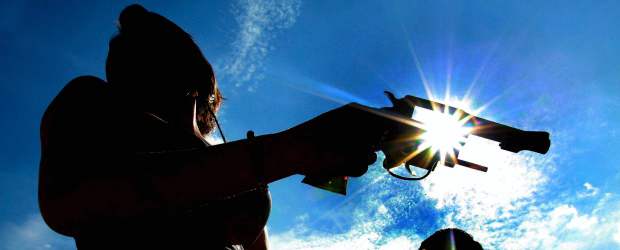 Niñas que cambian las muñecas por las armas | Manuel Saldarriaga | Las adolescentes son utilizadas por los integrantes de combos delincuenciales para transportar y guardar las armas, llevan las drogas y campanean cuando la Policía patrulla.