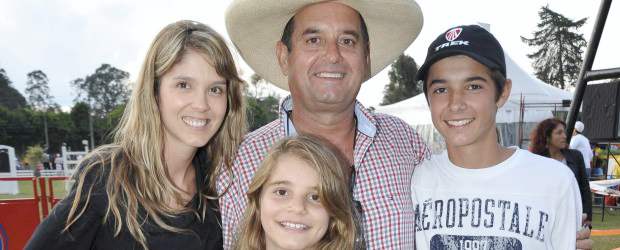 La alegría pasó al ritmo de los jinetes | | Natalia, Jorge, Esteban y Camila Ballen celebraron la felicidad nacional en familia y pasaron una tarde llena de aplausos y muchas sonrisas. Hasta el sol los acompañó.