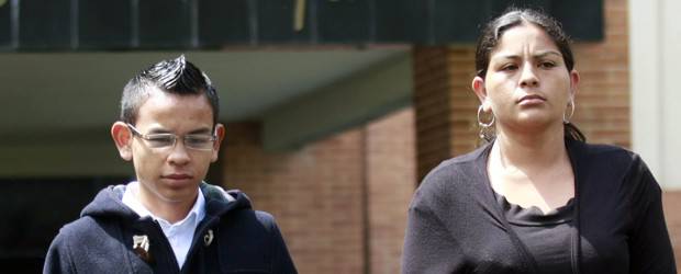 La larga espera aumentó el dolor de la partida | Colprensa | Johan Steven Martínez, hijo del sargento Libio José Martínez, esperó durante 12 años para ver con vida a su padre, encontrarse con él y darle un gran abrazo, pero las Farc destrozaron ese sueño el pasado sábado. Junto a su madre Claudia Nivia Tulcán, esperó la llegada del cuerpo del sargento.