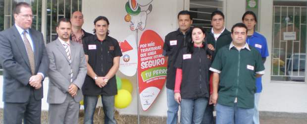 Joaquín Pontón y Mario González de Chartis Seguros Colombia y el equipo del Centro Clínico con el logo que representa la póliza Tu Perro.