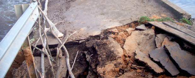 El invierno tiene en jaque red vial del país | Colprensa, Achí-Bolívar | Las regiones de La Mojana y San Jorge en Sucre están incomunicadas debido a que el puente Azulito se desplomó. Las autoridades esperan instalar un puente metálico en los próximos días.