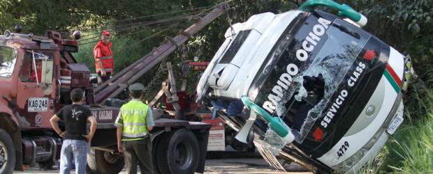 Una persona muerta dejó accidente de un bus en Titiribí | Manuel Saldarriaga | El bus se chocó contra un barranco de la vía y luego se volcó, informó el comandante de la Policía de Carreteras en Antioquia, coronel Cristian Flórez.