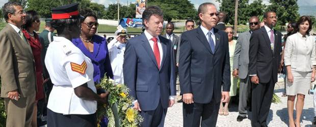 Colombia y Jamaica reforzarán relaciones bilaterales | Cortesía Presidencia de la República | El presidente Juan Manuel Santos depositó una ofrenda floral frente al busto de Simón Bolívar, ubicado en el Parque Nacional de los Héroes.