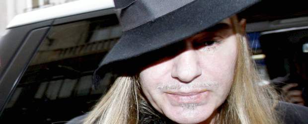 John Galliano denunció a su antiguo abogado por desviar 3 millones de euros | Archivo | Galliano tiene pendiente demandas por "injurias públicas contra particulares por su origen, pertenencia o no pertenencia a una religión, raza o etnia" por las que podría ser condenado hasta a seis meses de cárcel.