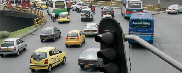 Los semáforos en las glorietas son una de las cosas que más incomodan a los conductores. La Secretaría de Tránsito dice que estos se ubican pensando en el peatón y en las personas que se encuentran en situación de discapacidad. | Juan Antonio Sánchez