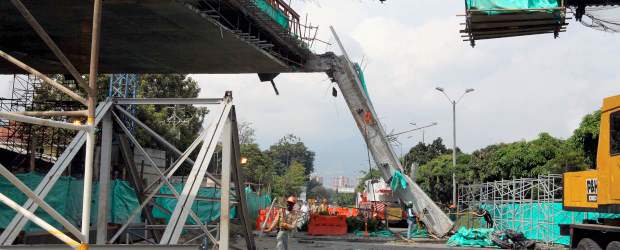 Un enigma, la causa del percance en puente de 4 Sur | Mientras la ciudad se concentraba en al partido de Nacional-Equidad, en el puente de la 4 Sur se trabajaba intensamente. De repente, una viga se dobló lentamente y cayó sobre la vía.