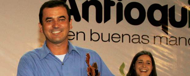 Alcaldes que sí saben para qué los eligieron | Edwin Bustamante | Elkin Alberto Mora, alcalde de Angelópolis, recibió del gobierno departamental la estatuilla y el cheque simbólico que premia su buen desempeño fiscal y su gobierno de cara a la comunidad. Pueblo pequeño alcalde grande.