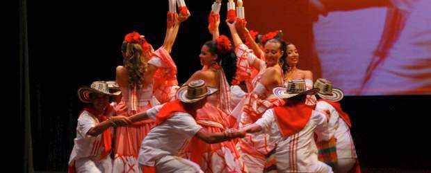 Talento para seguir creando ideas | Edwin Bustamante | Durante la noche en que se conocieron los ganadores de las becas de creación de la Alcaldía, un grupo de danza, que obtuvo una de ellas en 2010, fue el encargado de celebrar con música y baile. Los galardonados tendrán cinco meses para trabajar en sus proyectos y a través de un cronograma recibir el apoyo.