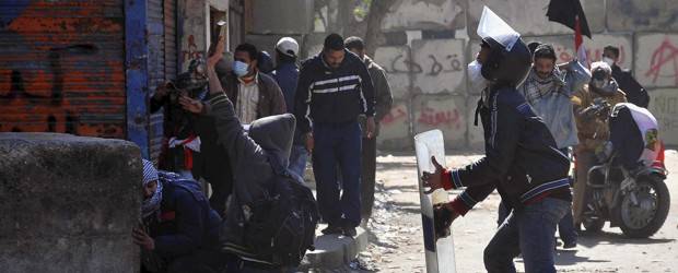 Policía de Egipto asegura que tiene controlada la situación tras violentos disturbios | Reuters | Pese al anuncio del ministro egipcio del Interior, los manifestantes continuaron con las protestas.