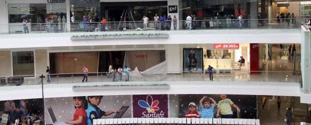 La santa fe por el empleo tuvo su recompensa | Fotos: Hernán Vanegas | La llegada de una gran superficie comercial como Santafé a la ciudad no solo es sinónimo de ventas. Detrás aparecen aquellos que lograron una posibilidad. En su construcción cerca de 3 mil personas fueron empleadas.