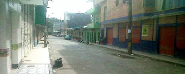 Comercio y transporte en Urabá, afectados por paro armado | Jorge Iván Posada, enviado especial | En Apartadó, el 95 por ciento del comercio permanece cerrado.