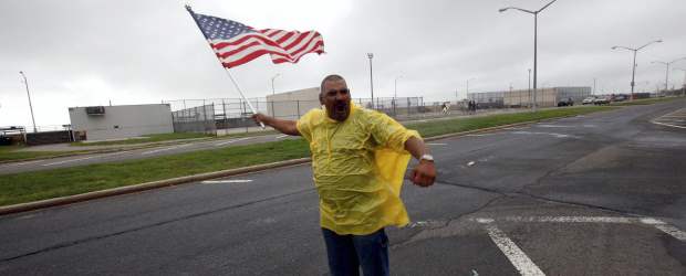 Huracán Irene deja ocho muertos y millones de personas sin electricidad | Reuters | Este es el primer ciclón que impacta territorio estadounidense desde 2008.