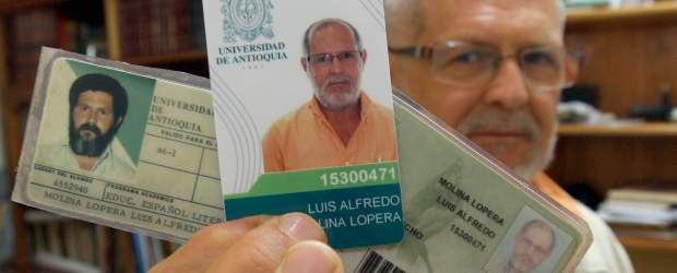 Alfredo tiene tres cartones | Hernán Vanegas | Tras 30 años como maestro de primaria y secundaria, Alfredo Molina Lopera se retiró jubilado en 1993, cuando trabajaba en el Liceo Manuel José Sierra, de Girardota. Ejerció como periodista en el cargo de director y realizador del programa radial Proyección de la Noticia, pero la emisora le terminó el espacio según él porque era muy crítico. Como abogado ha litigado en penal, civil y familia.