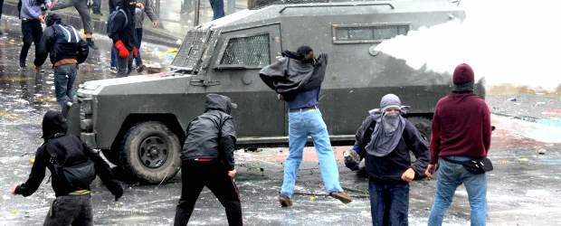 Balance negativo en Chile tras el paro de este jueves | AP | Manuel Gutiérrez Reinoso, de 14 años, fue alcanzado en el pecho por una bala de grueso calibre cuando se encontraba en una pasaje peatonal en Macul.