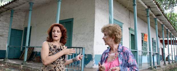 El Poblado no quiere perder sus casonas | Julio César Herrera | Cecilia Echeverri pretende desarrollar, en la calle 43B, del sector de Manila, un proyecto a través del cual se logre convertir este sitio, uno de los más antiguos de la ciudad, en un corredor cultural en el que se muestre lo más representativo de la región. Piedad Escobar, vigía del patrimonio, la apoya en su ideal.