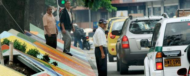 Peatones: a frenar tanta imprudencia | Juan Antonio Sánchez | Cruzar la avenida Oriental por encima de las pirámides es una maniobra bastante riesgosa, pues en su inclinación es difícil sostenerse. Pero muchos lo hacen.