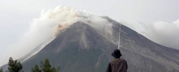 Volcán Merapi, en Indonesia, entró en erupción | AP | El nivel máximo de alerta, el cinco, fue declarado durante este lunes.