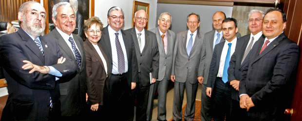 Los conservadores dan pasos de unidad regional | Esteban Vanegas | El Partido Conservador no tiene dudas en que mantendrá la Gobernación y que ganará la Alcaldía de Medellín, con fuerte participación de sus huestes. Carta de oro para lograrlo, el buen ambiente de la reunión de ayer a la que asistieron representantes de todas sus huestes en Antioquia. En la imagen, de izquierda a derecha, Manuel Ramiro Velásquez, Augusto López Valencia, Ana Mercedes Gómez Martínez, Fabio Valencia Cossio, Álvaro Villegas Moreno, Jenaro Pérez Gutiérrez, Juan Gómez Martínez, José Darío Salazar, Lucas Cañas, Sergio Betancur y Luis Humberto Mantilla. Falta en la foto, Manuel Santiago Mejía, quien también asistió a la reunión pero salió momentos antes a cumplir otros compromisos.