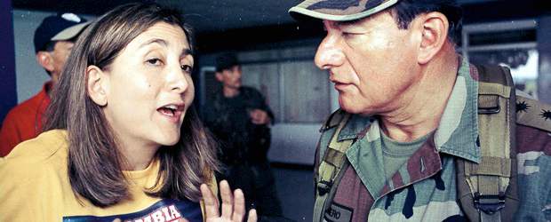 Íngrid le cobra al Estado su propia imprudencia | Archivo | A su llegada al aeropuerto de Florencia el comandante de la IV División del Ejército, el general Arcesio Barrero le habría advertido a Íngrid Betancourt del riesgo que corría al querer llegar por tierra hasta San Vicente del Caguán.